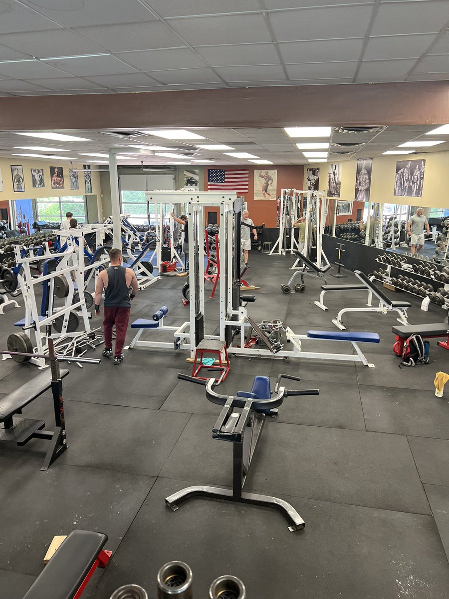 nickdanforth's tweet image. Best kind of gym. Loads of free weights, Hammer Strength machines for days, classic iron plates. Classic rock blaring on every speaker. Friendliest people in the world. $6 per day, no bullshit contracts or hidden fees. ❤️