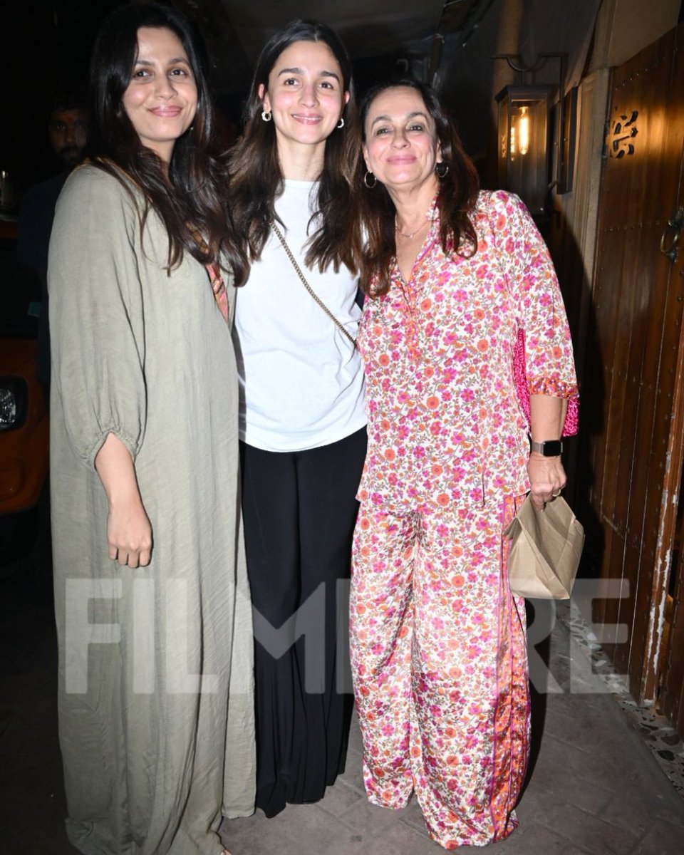 #AliaBhatt gets clicked with her sister #ShaheenBhatt and mom #SoniRazdan. 🤍