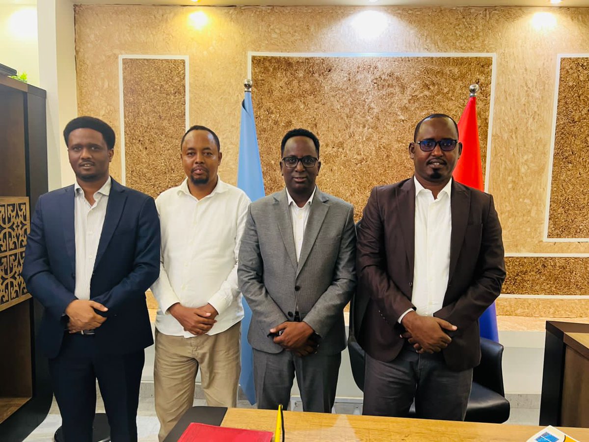 HassanAdde2020's tweet photo. Kulan Barakaysan,
  Gudoomiye Kuxigeenka Amniga iyo Siyaasada Mudane Mohamed Ahmed Dirie Yabooh iyo Xoghayaha Guud ee Gobolka Banaadir Mudane Faysal Arale Aftah kulansaas oo aan uga wada hadalnay dib u dhishiska Wadooyinka Caasimada Dalka https://t.co/mD56qNPtgs