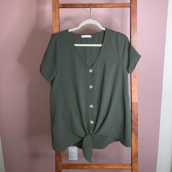 smithchic1's tweet photo. So good I had to share! Check out all the items I'm loving on @Poshmarkapp #poshmark #fashion #style #shopmycloset #skims #newyorkcompany: https://t.co/ReUXiL8rtn https://t.co/4HQGcWDW3e