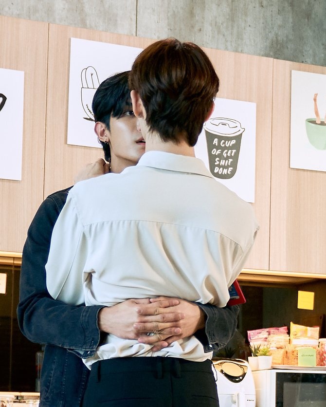 liuwuv_'s tweet photo. the arms around the waist ✧ https://t.co/Z6bGsETueZ