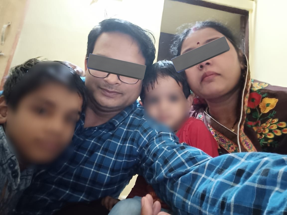 s_afreen7's tweet photo. मध्यप्रदेश

ऑनलाइन लोन के चक्कर मे एक पूरा परिवार तबाह हो गया, कर्ज़ में डूब गया!

ऑनलाइन लोन वालो ने पैसे वसूली के नाम पर ब्लैकमेल करने लगे, फोन हैक कर लिया, अश्लील फ़ोटो वीडियो वायरल करने की धमकी देने लगे!

मृतक के फ़ोन मे जितने भी कॉन्टेक्ट नंबर थे सबको मैसेज करने लगे!
हर जगह बदनामी होने लगी!
इन सब से तांग आकर पूरे परिवार ने आत्महत्या कर ली!

आत्महत्या से पहले की सेल्फी देखे, बच्चों की माँ की आंख में आँसू साफ देखे जा सकते है, दो मासूम बच्चों का चहरा देख दिल रो जाएगा!

बच्चों को पता ही नही कि– "आज पूरे परिवार का इस दुनिया में आखरी दिन है, कल का सूरज वह नही देख पाएगा"

सोंचो यह परिवार कितने दर्द में था, जो सुसाइड करना पड़ा!

अपने दो मासूम बच��चों को कैसे ज़हर दिया होगा, सोंच कर रोंगटे खड़े हो जाते है!

सुसाइड नोट मे बहुत दर्दनाक स्टोरी है!
एक परिवार आज कुछ लोगों की वजह से खत्म हो गया!

और ऐसे ऑनलाइन लोन देने वाली कम्पनी का एड बड़े बड़े फ़िल्म स्टार लोग करते है!

कोरोना काल के बाद से ही आर्थिक तंगी के कारण बहुत से परिवार ने आत्महत्या की है!

लेकिन हमारी सरकारें ऐसे मामलों की रोकथाम के लिए कोई कड़ी कदम नही उठा रही है!

देश के अलग अलग हिस्सों से आत्महत्या के मामले लगातार आ रहे है, जोकि एक चिंता का विषय है!
