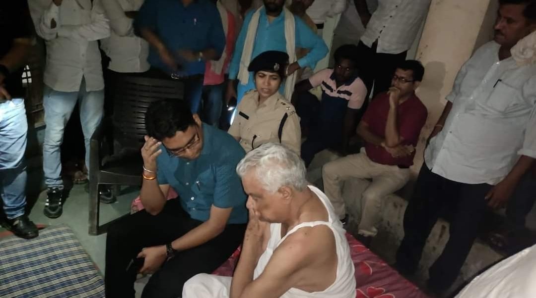 ये बंदा वहां हमेशा खड़ा मिला,जहां कोई #नेता दूर दूर  तक नही होता।
जन नेता👇👇
<a href="/DrKirodilalBJP/">Dr. Kirodi Lal Meena</a> 

#टोडाभीम_की_बेटी_को_न्याय_दो