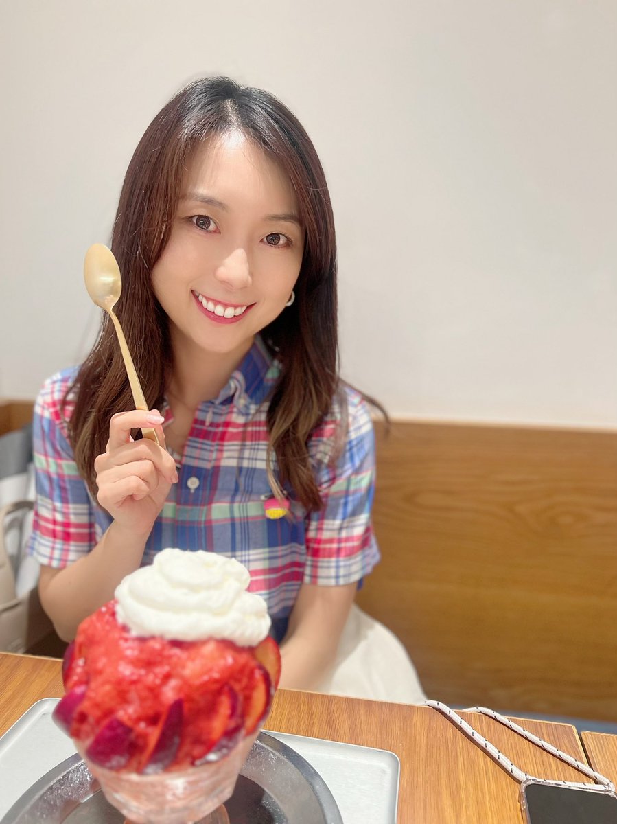 kotanikov's tweet photo. 朝からすごいの食べちゃった☺️
きょうは奈良テレビに入る前に廣川陽子ちゃんと、堀内果実園さんでビタミンと食物繊維と糖分とトキメキを摂取しました💓
しょーこは桃🍑で、よーこはすもも🍑

奈良テレビ『ゆうドキッ！』にこの後2人とも元気に出演します♪ https://t.co/swn8Ddwt8g
