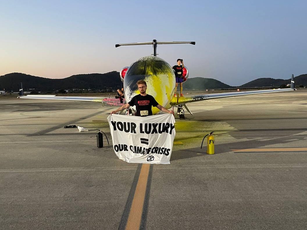 FuturoVegetal's tweet image. 💥ACTUAMOS💥

Bloqueamos el aeropuerto de #ibiza  👊

Esta madrugada, tres compañeras han entrado a la pista del aeropuerto ibicenco, han lanzado pintura utilizando #extintores sobre un jet privado y se han pegado al mismo, obligando a clausurar la pista durante varias horas.