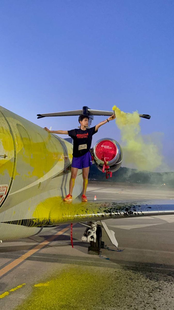 FuturoVegetal's tweet image. 💥ACTUAMOS💥

Bloqueamos el aeropuerto de #ibiza  👊

Esta madrugada, tres compañeras han entrado a la pista del aeropuerto ibicenco, han lanzado pintura utilizando #extintores sobre un jet privado y se han pegado al mismo, obligando a clausurar la pista durante varias horas.