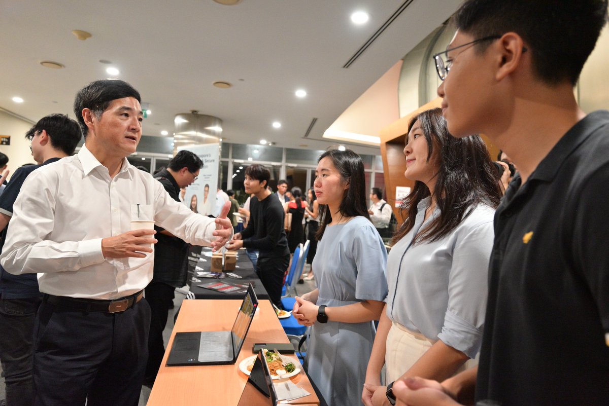 mindefsg's tweet image. Senior Minister of State for Defence Mr Heng Chee How delivered the opening address at the SG Universities’ National Security Forum 2023, and spoke about security challenges and #TotalDefence. He also participated in a panel discussion to examine how SG deals with hybrid threats.