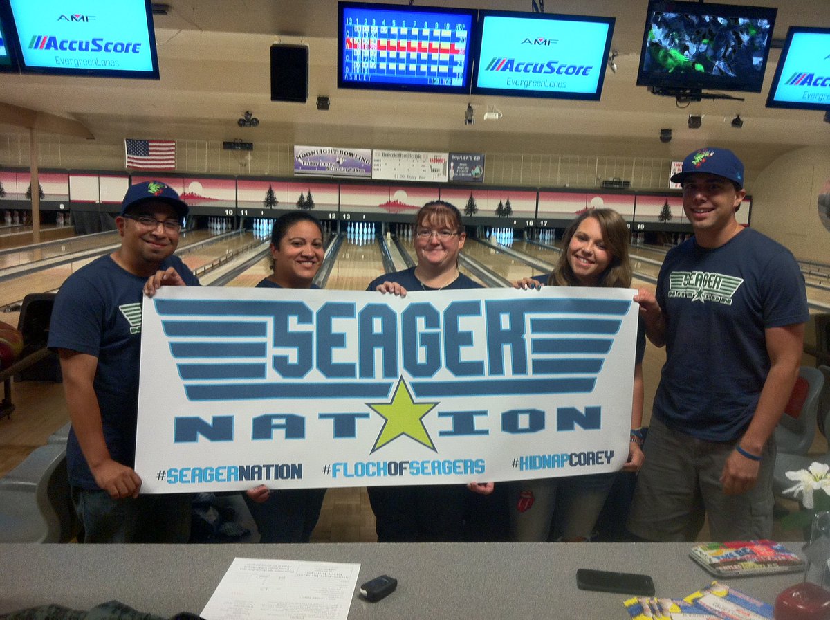 PugetStout's tweet photo. I will always remember how supportive you were w/ #SeagerNation &amp; how u went out of your way to get all 3 bros to sign one of the signs (even mailing it to Corey) &amp; gifting it back to me #BlameDez #RIPDez 🖤 https://t.co/GrE9CVI0MG