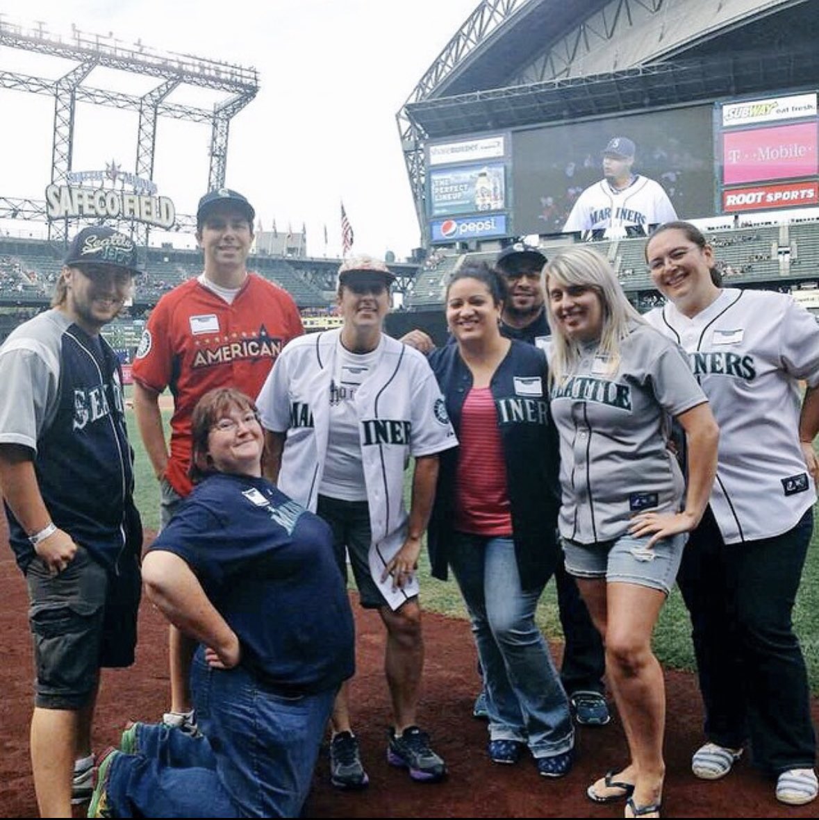 PugetStout's tweet photo. I will always remember the group shots from fan fest, contest, special events, birthdays, our little #Mariners Twitter Fam Christmas parties #BlameDez #RIPDez 🖤 https://t.co/8pJ4rVmmw8