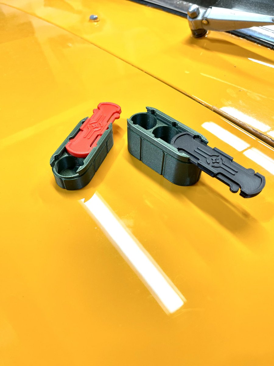 SuperheroSmith's tweet photo. The first things I printed with @Polymaker_3D’s #PLAPro @loyalmoses Edition?

My new Pill Cases, naturally:

https://t.co/aDSGQzWTWa

Bonus points to whoever can name the make and model of the car they’re on. https://t.co/j1gdDyNih0