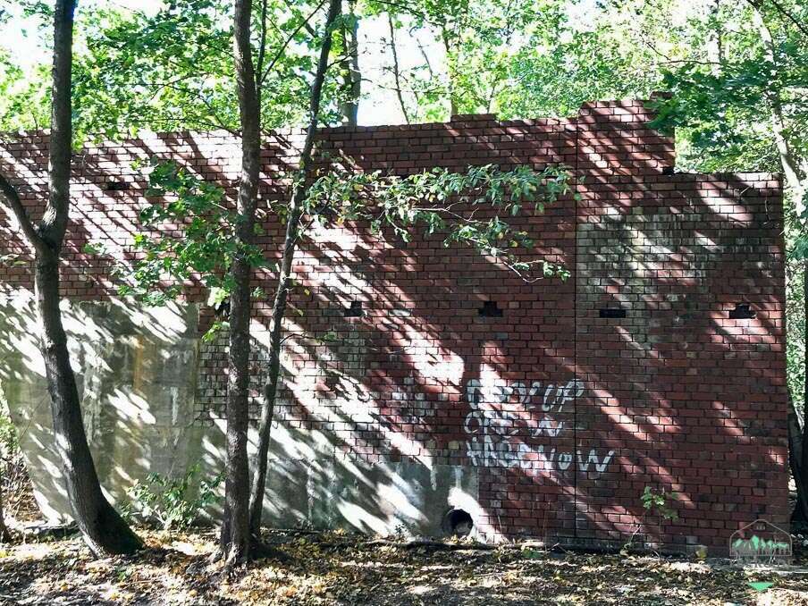 Viele alte Ruinen prägen das Land noch heute - wie diese alte Autobahnbrücke bei Hagenow. Interessierte Urbexer und Liebhaber von lost places kennen solche Gebäude sicherlich bereits. #Autobahn #Bauruine #Gedenkort #Hagenow #MecklenburgVorpommern

tberg.de/alte-autobahnb…