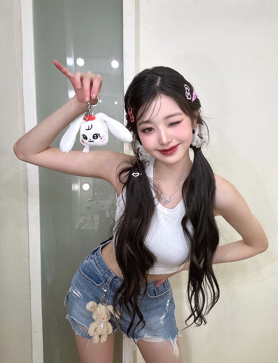hii im riri, looking for interactive moots ♡

           ✧ she/her, filo, infp ✧

➸ not new to #kpoptwt #stantwt
➸ lf engene, dive, bunnies, fearnot, army
➸ but all fandoms are welcome ! ♡

♡ / ↻  are vv appreciated + to be moots !
