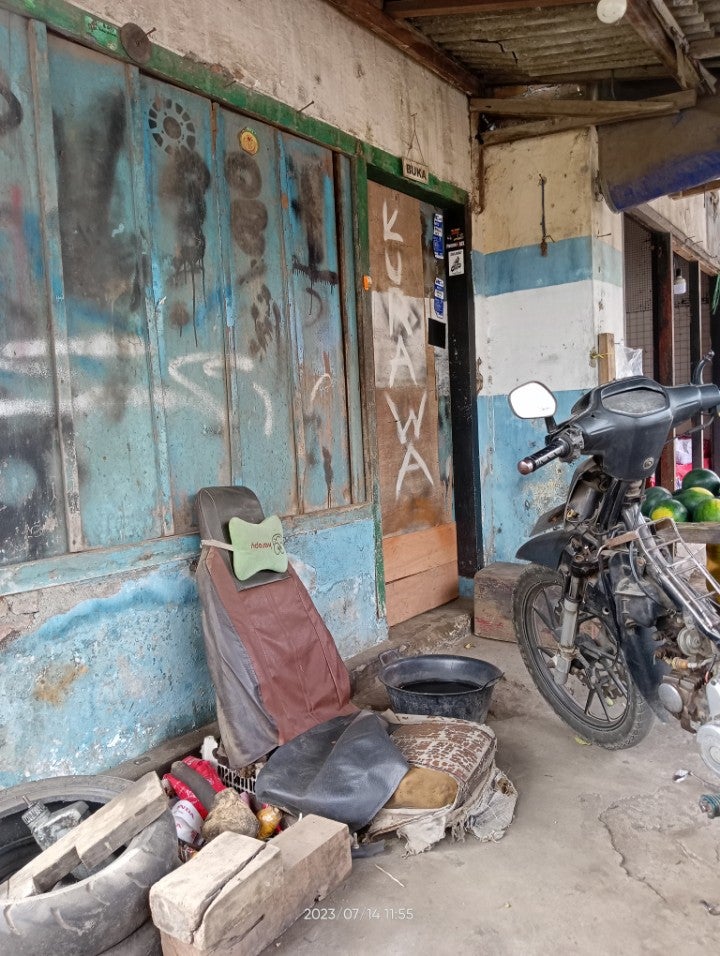 third_haioe's tweet photo. Nangkring disini, nunggu ayah @simbadsalam Jumatan. Tak ada laki-laki yang seperti dia. Masyaallah. (@ Bengkel Di Sbelah Buah Segar Sukoanyar in Kecamatan Wajak, Jawa Timur) https://t.co/LuOYzpwjNv https://t.co/TkGs1G5nXG