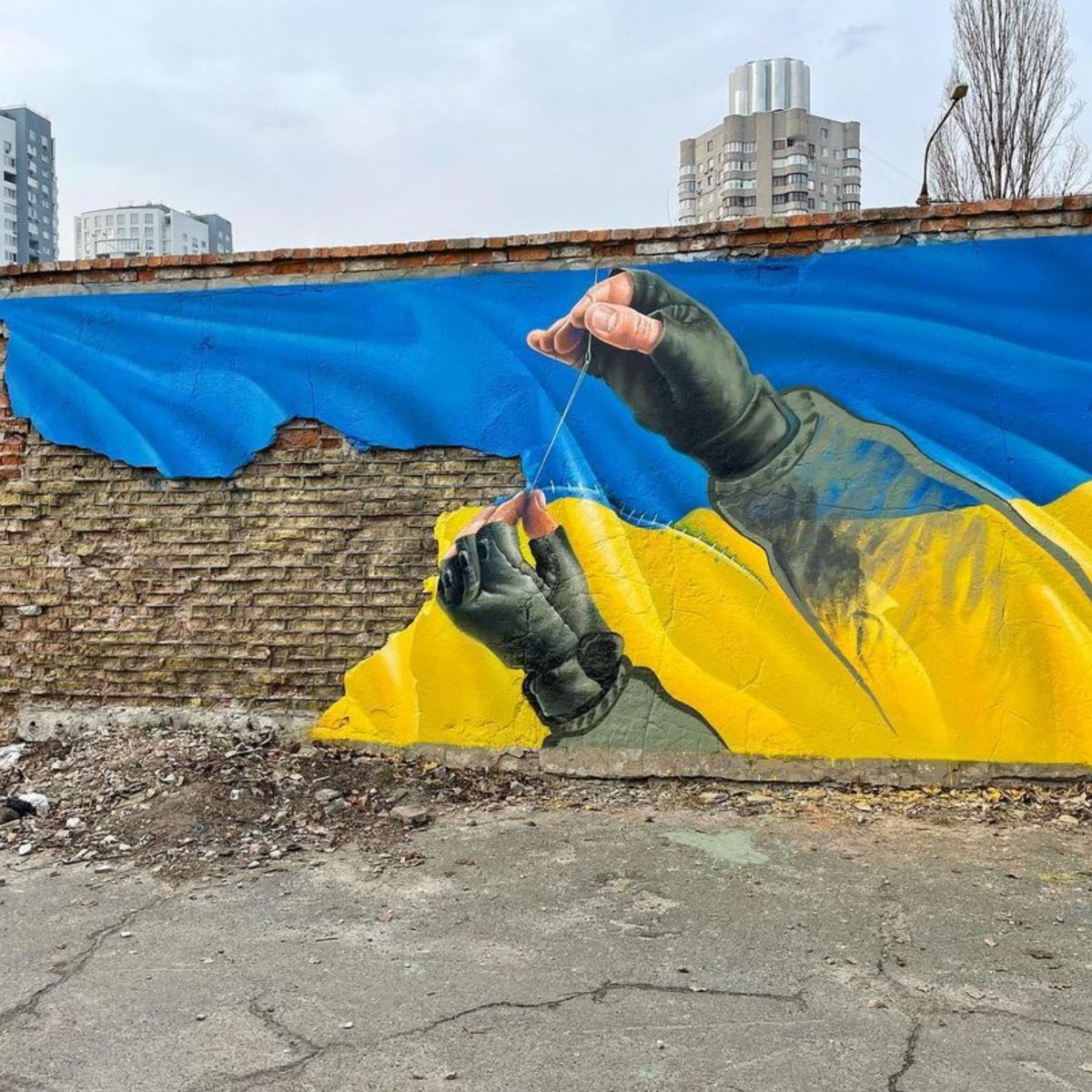 Barbiero's tweet photo. A #Kyiv su un muro di mattoni un soldato rammenda la bandiera ucraina. È il mural dello street artist ucraino, Sasha Korban
Qui è chiaro il significato.

#Jorit https://t.co/9cTElgP9i3