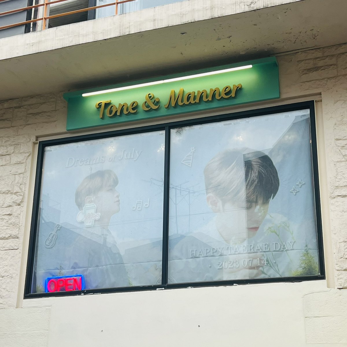 taeinlovE_'s tweet photo. 드리미스페이스!!!
드리미스페이스에 다녀 왔어용 ᵔᴥᵔ
럭드도 참여하구 귀여운 태래 가득 눈에 담고 왔어요 내부도 푸른푸른몽글몽글 너무 예쁘고 좋았습니다 태래 생일 카페 열어주셔서 넘 넘 감사합니다아 ₍₍ ( ๑॔˃̶◡ ˂̶๑॓)◞♡
#태래가_온_여름을_기억할게요
#summer_dream_with_taerae https://t.co/EF74vbwiPI