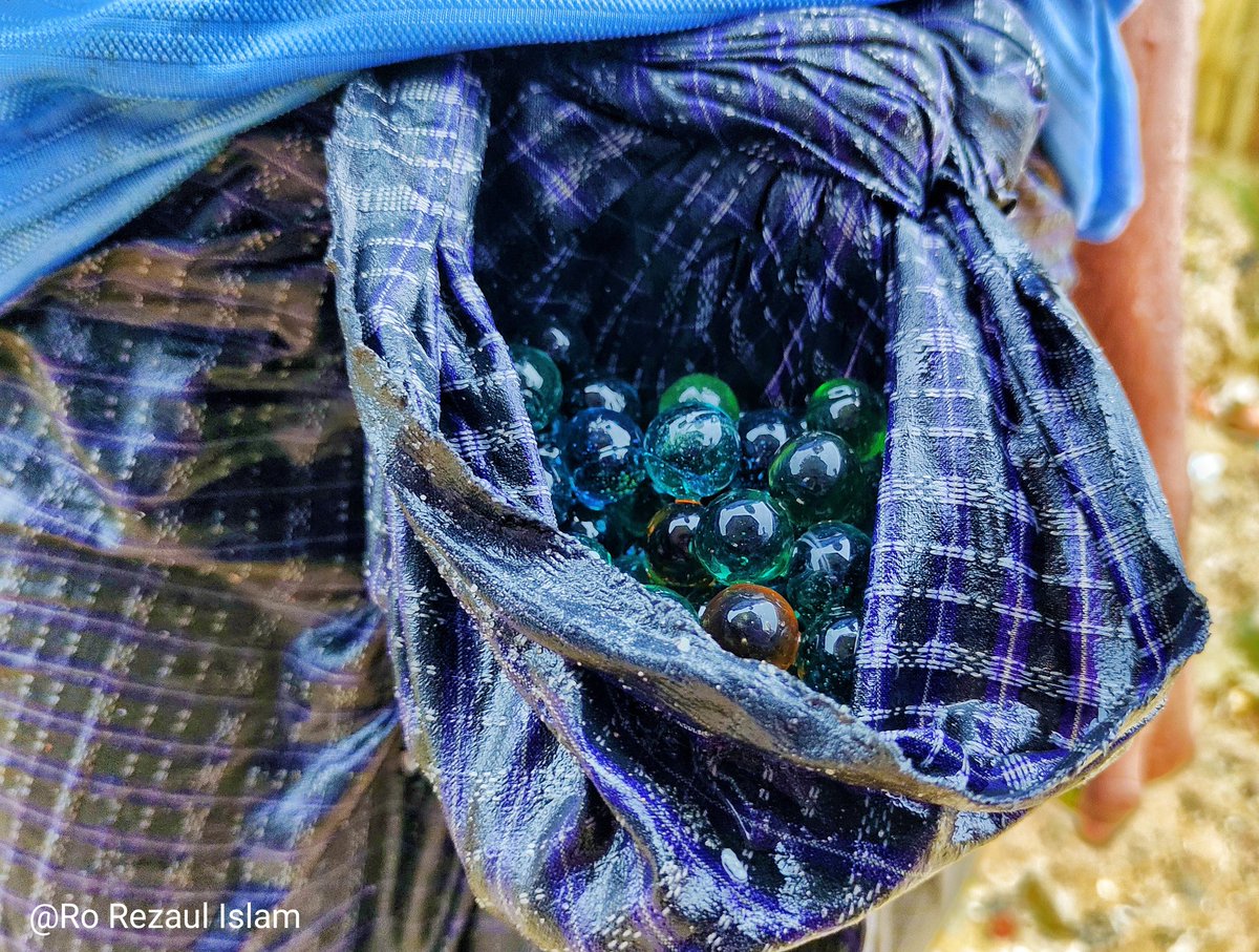 ms_rezaul21's tweet photo. During heavy rain the boys are playing #marble games, It's called in #rohingyalanguage ( DΓ‘ggΓ KΓ‘ylΓ‘) in the camp.
Β© By - Rezaul Islam https://t.co/HfvQuPehKC