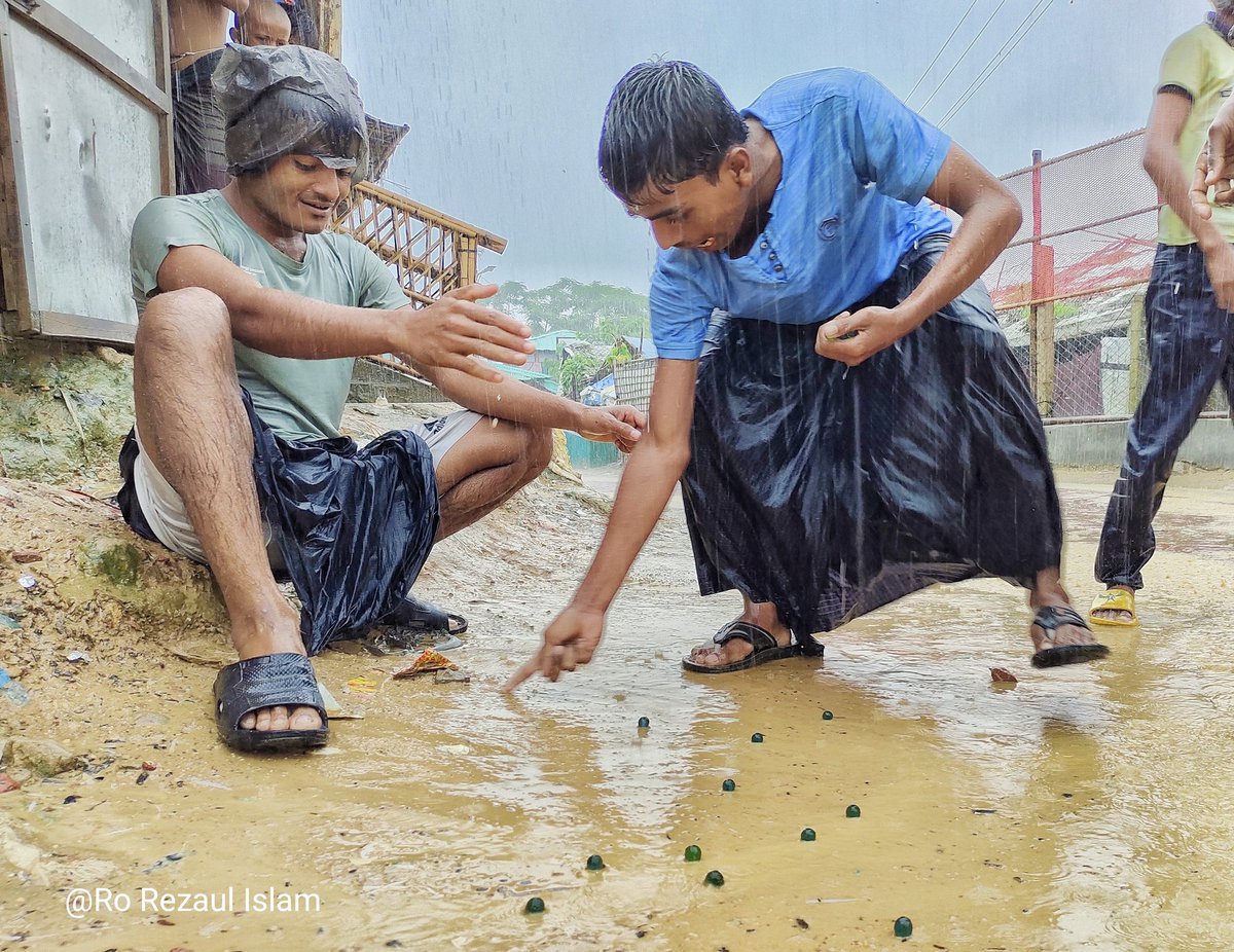 ms_rezaul21's tweet photo. During heavy rain the boys are playing #marble games, It's called in #rohingyalanguage ( DΓ‘ggΓ KΓ‘ylΓ‘) in the camp.
Β© By - Rezaul Islam https://t.co/HfvQuPehKC