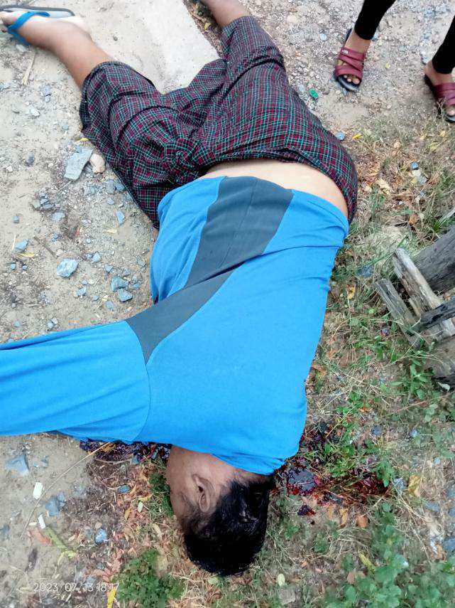 MannShein1's tweet photo. Officer TheinZawMoe from FascistSAC Police Information Department was shot& killed by 2 youths, while being in front of information dept; on AgMingalar street,ward 1,#Wontwin township,#Mandalay Div at 18:00 hrs,Jul13. KTM
#WarCrimesOfJunta
#2023Jul14Coup
#WhatsHappeningInMyanmar https://t.co/2oe9iS9JIt