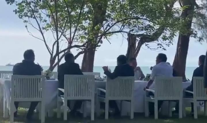 เผื่อใครลีม ว่า #อนุทิน ผลงานเป็นยังไง 

ประชาชนช่วยเหลือกันเองขนาดไหน
รัฐบาลไปกินข้าว ภูเก็ตแซนบ็อก สบายใจ แล้วบอกผลงานช่วงโควิดดี รัฐบาลทำกี ต่างชาติชื่นชม จะอ้วก

#ภูมิใจไทย #ชาดา #นายกพิธา #กรรมกรข่าวคุยนอกจอ #ธุรกิจสว