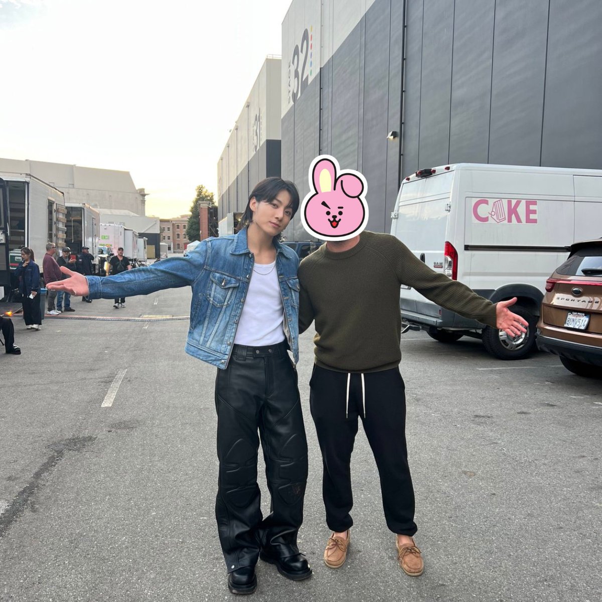 USBTSARMY's tweet photo. Jung Kook in Los Angeles on the set filming the MV for 'Seven.'

#JungKook #SEVENbyJUNGKOOK https://t.co/nA7yiBS6fq