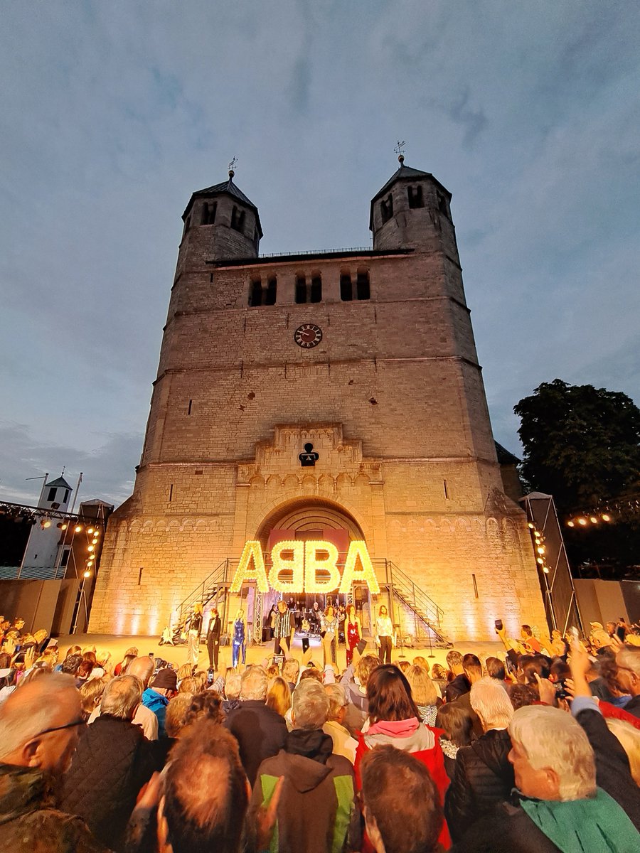 omaberta's tweet photo. #gandersheimerdomfestspiele
Eine grandiose Musikshow, inklusive schauspielerische Comedy - super Stimmung. Eine echte Empfehlung https://t.co/FMY5gpJBdc