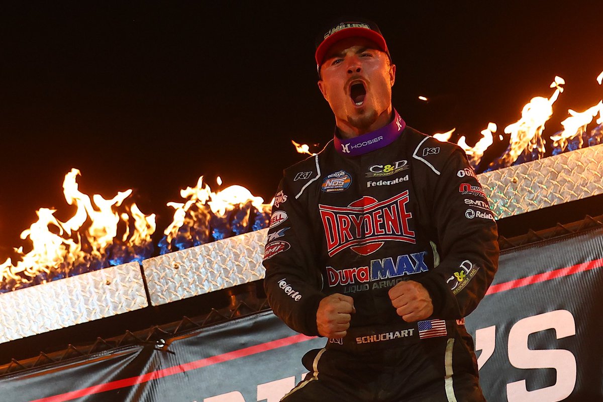 EldoraSpeedway's tweet photo. A million dollar moment for @LSchuchart1s. 🤑 https://t.co/tcO7cdfWwo