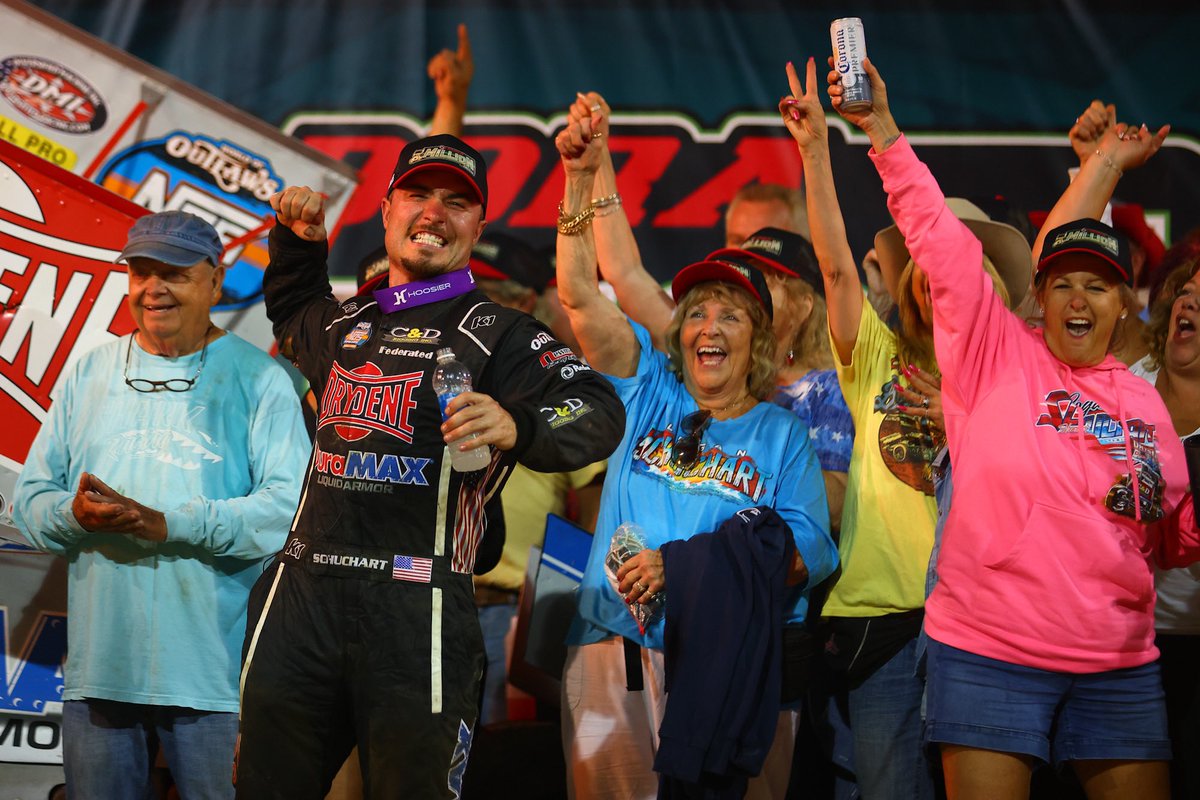 EldoraSpeedway's tweet photo. A million dollar moment for @LSchuchart1s. 🤑 https://t.co/tcO7cdfWwo