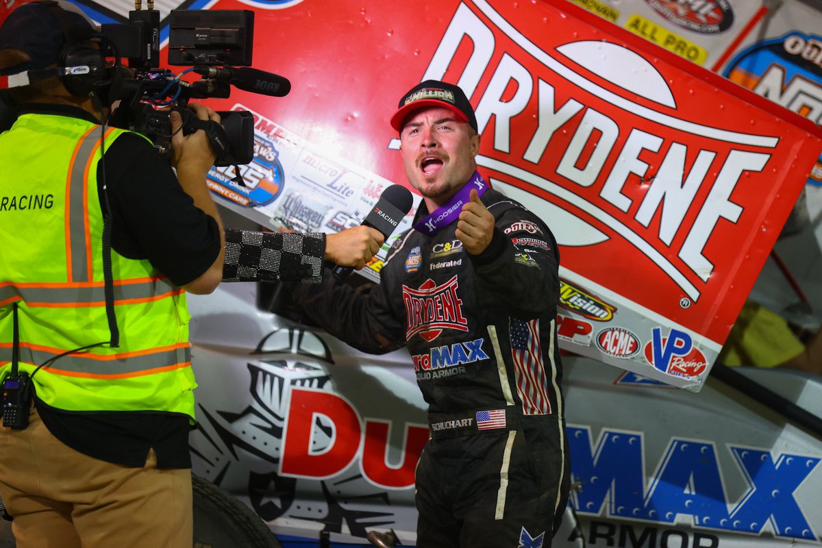 EldoraSpeedway's tweet photo. A million dollar moment for @LSchuchart1s. 🤑 https://t.co/tcO7cdfWwo