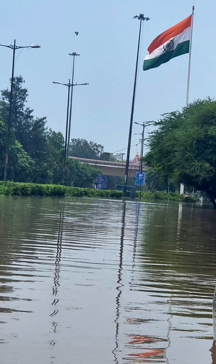 Profdilipmandal's tweet photo. हज़ारों साल से यमुना अविरल बह रही थी। 

नदी के तट को छूकर लाल क़िला बना। फिर नदी को पीछे धकेलने का सिलसिला शुरू हुआ। नदी के पश्चिमी तट पर राजघाट, शांति वन बने। इंदिरा गांधी इनडोर स्टेडियम, दिल्ली का सचिवालय, दो बिजली घर बने। ISBT बना। कई कॉलोनियाँ बस गईं। 

नदी बेचारी सिमटती चली गई। 

पूर्वी तय पर नदी जहां बहती थी वहाँ सबसे पहले अवैध तरीके से स्वामीनारायण मंदिर बना। फिर कॉमनवेल्थ विलेज, मेट्रो यार्ड, मेट्रो स्टेशन, फिर अपार्टमेंट। नदी बेचारी और सिंकुड गई। बेचारी नाले की तरह बहने लगी। 

फिर एक दिन नदी मचल गई। उसे कुछ याद आया। उसका मन अपने पुराने इलाक़ों से बहने का हुआ। 

इसे ही दिल्ली की बाढ़ कहा जाता है। 

दिल्ली की पुरानी तस्वीर ©️ ब्रिटिश म्यूज़ियम के कलेक्शन से है। 

जहां पानी था, वहीं अब पानी है।