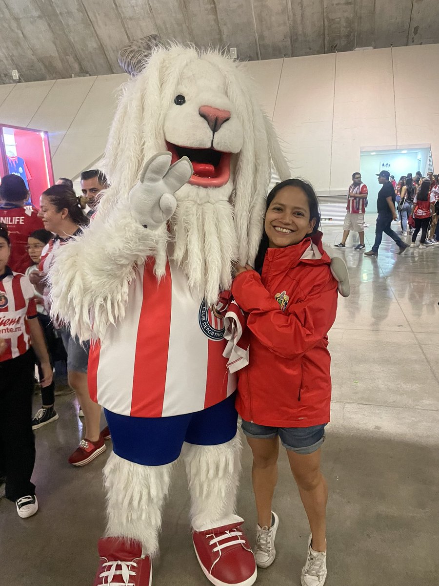 anilu556's tweet photo. La chiva rastuda y yo felices porque ganó el Rebaño Sagrado!!!! Dale, mis @Chivas!!! 🇫🇷🐐❤️ https://t.co/lBFiN8Hk1u