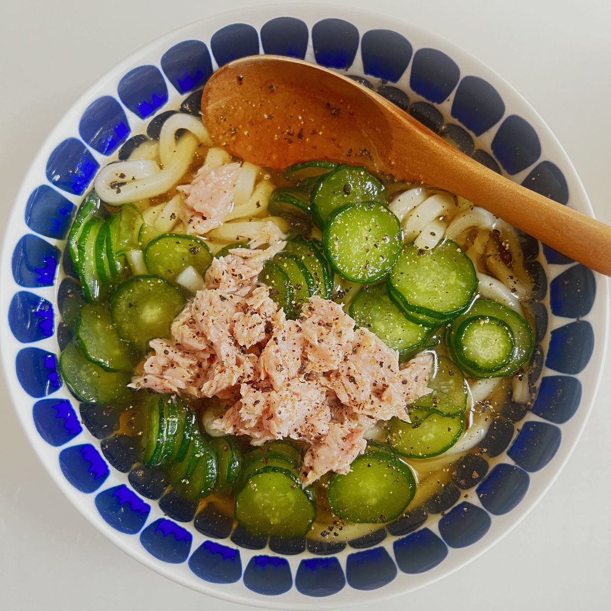 a_holidaymaker's tweet photo. 夏の冷やしうどん。
冷凍きゅうりがとっても便利。
#夏うどん　#冷凍きゅうり https://t.co/BV7y7Ptz8Y