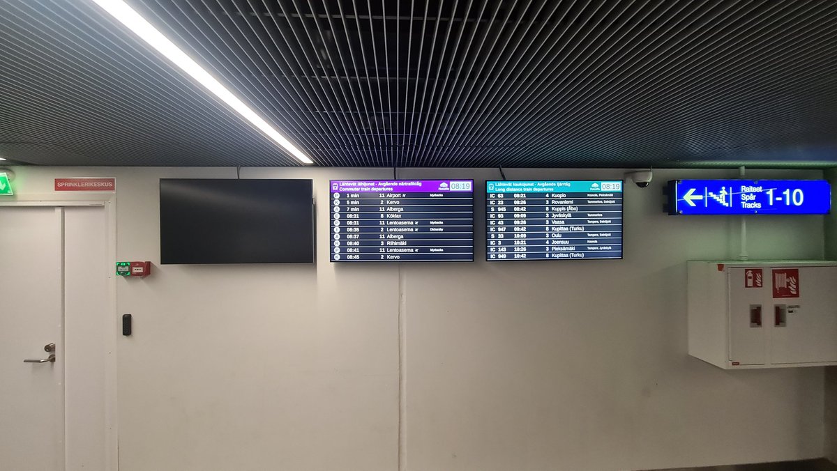 istvan_mak's tweet photo. Not sure who is maintaining the train schedule screens on the way from #MallOfTripla to the underpass to all tracks, but the commuter trains to HEL screen has been broken for weeks! @malloftripla, @HSL_HRT, @VRmatkalla or @TraficomFinland could you take a look at it? Thank you! https://t.co/GVBE9Ty9yg