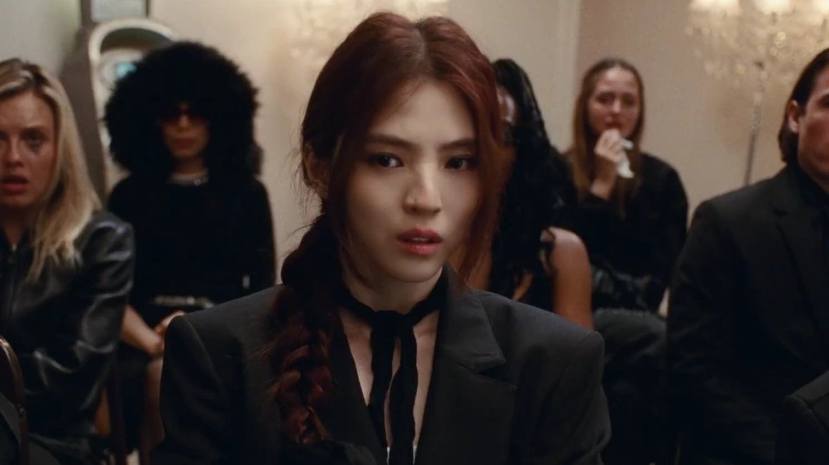 I have to give a round of applause to Han so hee because if jeon jungkook would do all that to me just to have my attention, I would've give in the first second