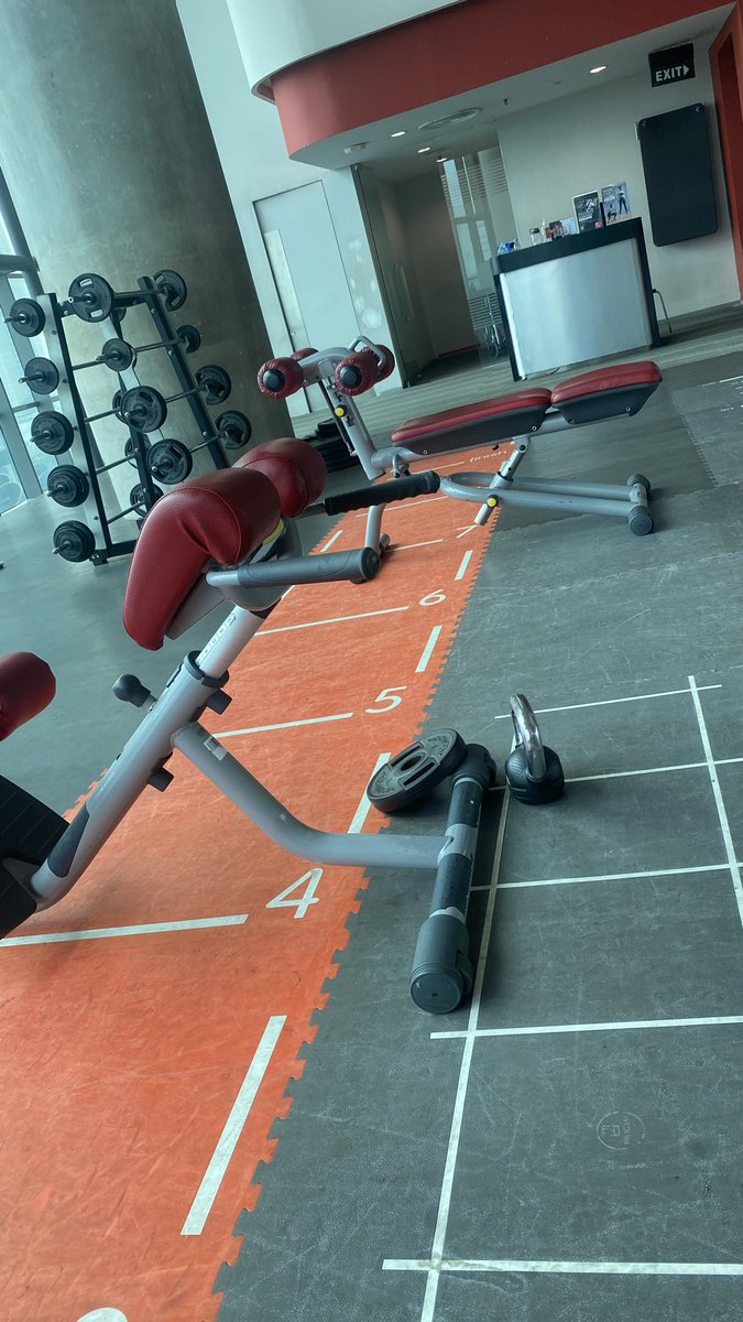 Udah beres repetisi main langsung banting kettlebell dan platenya; sekarang main ditinggal gitu aja ini alat2nya? Masnya Ratu? Ck!