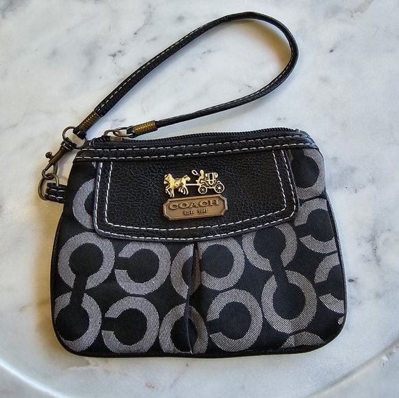 kaymckin5's tweet photo. So good I had to share! Check out all the items I'm loving on @Poshmarkapp #poshmark #fashion #style #shopmycloset #badgleymischka #coach: https://t.co/usN3ZsnJ7w https://t.co/Xi3XhpwgvL