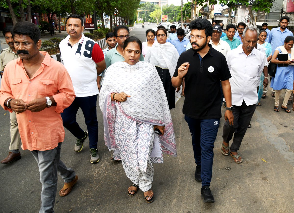 GVMC_VISAKHA's tweet photo. Commissioner GVMC CM Saikanth Varma IAS along with Corporator Smt S Padma Reddy inspected the Ward Development activities at Satyam Junction and Resapuvanipalem, Ward 24, Zone 3.

#SwachhSurvekshan2023 
#SwachhSurvekshan2023Visakhapatnam 
#VisakhaSwachhSankalpam 
#VizagSaysNotoPlastic 
#EcoVizag 
#ISupportEcoVizag 
#RRR4LIFE 
#IndiaVsGarbage 
#ChooseLiFE 
#CitizenFeedback 
@AndhraPradeshCM 
@AudimulapSuresh 
@GHVKumariMayor 
@CDMA_Municipal 
@SwachhBharatGov 
@SwachhaAndhra 
@SwachSurvekshan 
@swachhbharat 
@MoHUA_India 
@AmritMahotsav 
@pibvijayawada