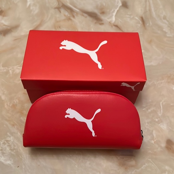 dvitucci71's tweet photo. So good I had to share! Check out all the items I'm loving on @Poshmarkapp #poshmark #fashion #style #shopmycloset #oakley #puma: https://t.co/Wl1kkF3pSO https://t.co/Iug2lMUBgw