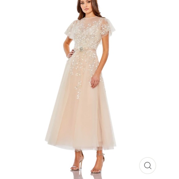 tNtResell's tweet photo. So good I had to share! Check out all the items I'm loving on @Poshmarkapp #poshmark #fashion #style #shopmycloset #nike #macduggal: https://t.co/f6attqReoB https://t.co/TVfOiSXsX3