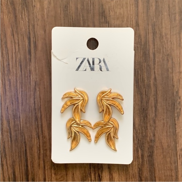 NaviRamD2's tweet photo. So good I had to share! Check out all the items I'm loving on @Poshmarkapp #poshmark #fashion #style #shopmycloset #zara: https://t.co/rPZFn1QVqR https://t.co/Gn07iOeVc4