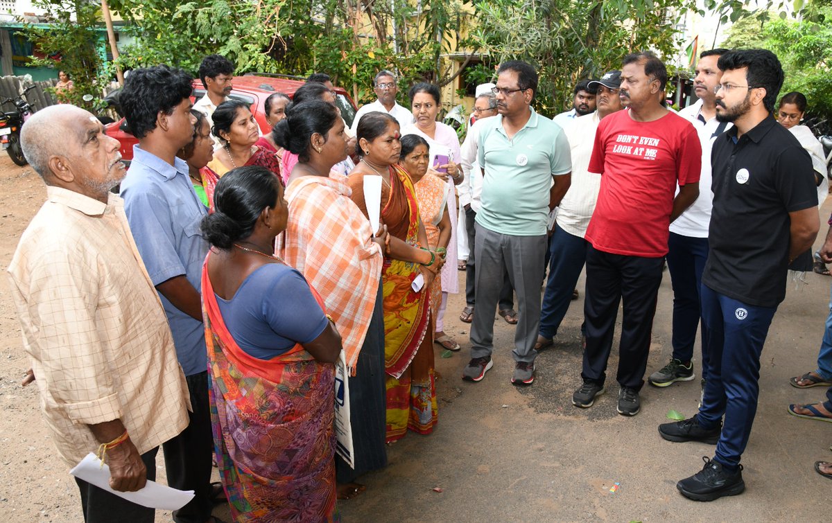 GVMC_VISAKHA's tweet photo. Commissioner GVMC CM Saikanth Varma IAS along with Corporator Sri S Govind inspected the Ward Development activities at Seethammapeta, Ward 25, Zone 3.

#SwachhSurvekshan2023 
#SwachhSurvekshan2023Visakhapatnam 
#VisakhaSwachhSankalpam 
#VizagSaysNotoPlastic 
#EcoVizag 
#ISupportEcoVizag 
#RRR4LIFE 
#IndiaVsGarbage 
#ChooseLiFE 
#CitizenFeedback 
@AndhraPradeshCM 
@AudimulapSuresh 
@GHVKumariMayor 
@CDMA_Municipal 
@SwachhBharatGov 
@SwachhaAndhra 
@SwachSurvekshan 
@swachhbharat 
@MoHUA_India 
@AmritMahotsav 
@pibvijayawada