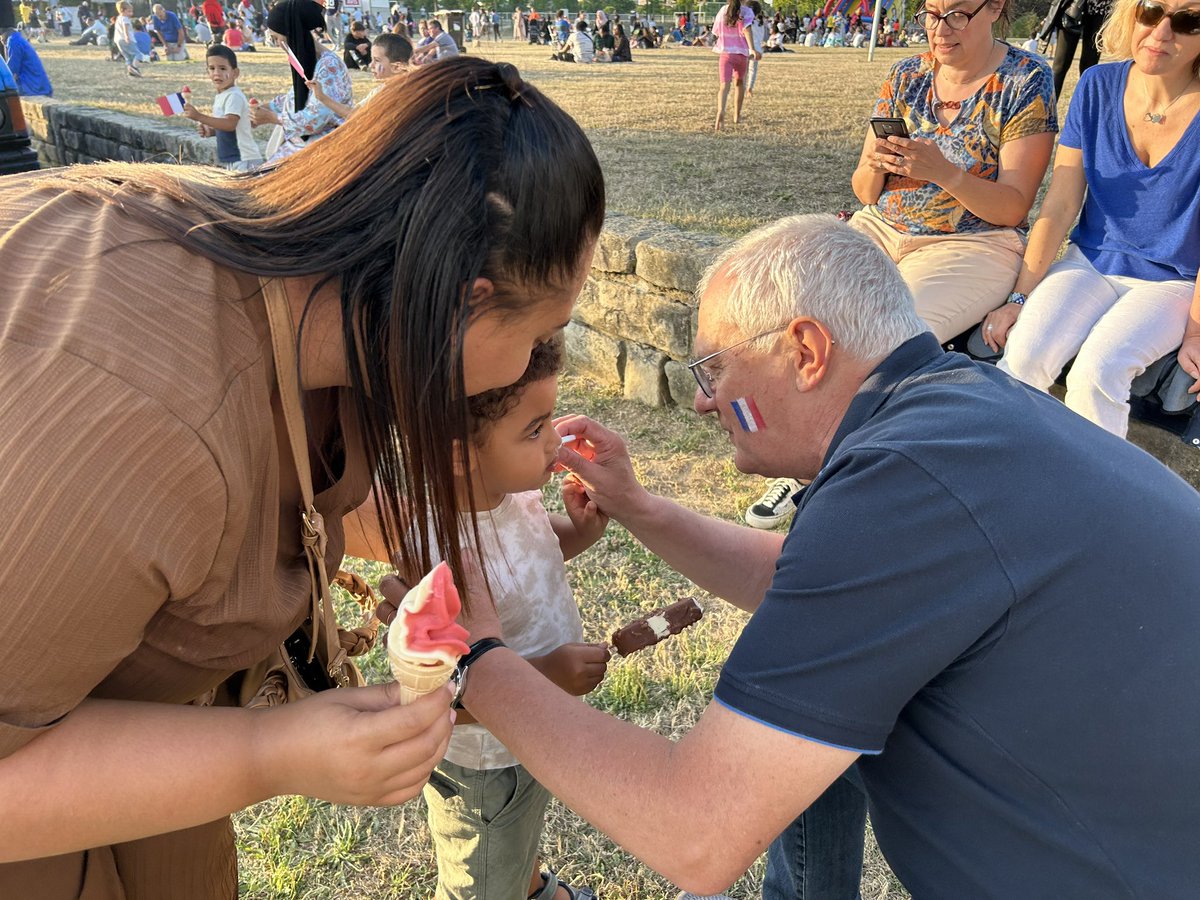 Jean-Marie Vilain (@jmvilain) on Twitter photo Une affluence record hier soir au feu d’artifice de <a href="/Viryofficiel/">Viry-Chatillon</a>.
Une fête familiale et républicaine qui s’est terminée par un feu d’artifice tiré sur le lac et apprécié de tous.
Un grand merci au personnel de la Ville ainsi qu’à tous ceux qui ont contribué à cette réussite. Une affluence record hier soir au feu d’artifice de <a href="/Viryofficiel/">Viry-Chatillon</a>.
Une fête familiale et républicaine qui s’est terminée par un feu d’artifice tiré sur le lac et apprécié de tous.
Un grand merci au personnel de la Ville ainsi qu’à tous ceux qui ont contribué à cette réussite.