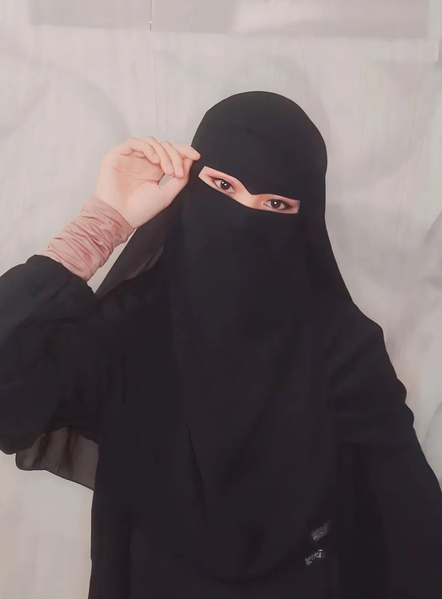 ukhtyanihalimah's tweet photo. 🖤🖤

#hijab #niqab #hijrah #muslimah #muslimahindonesia #sahabatsurga #muslimahbercadar #muslimahsyari #beautymuslimah https://t.co/4dwwzUONnu