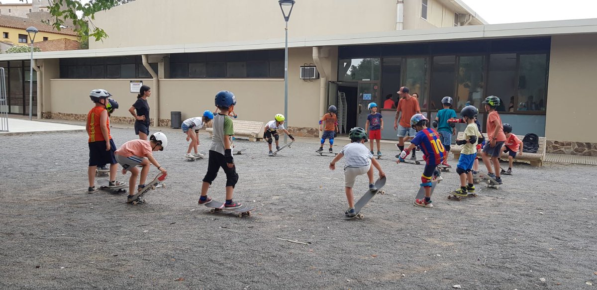 AJUNTAMENTPALS's tweet image. 🛴Cada dijous de juliol #Pals s&apos;omple d&apos;skates i de joves per practicar aquest esport durant les sessions del taller organitzat per l&apos;àrea de joventut. S&apos;ho passen molt bé!