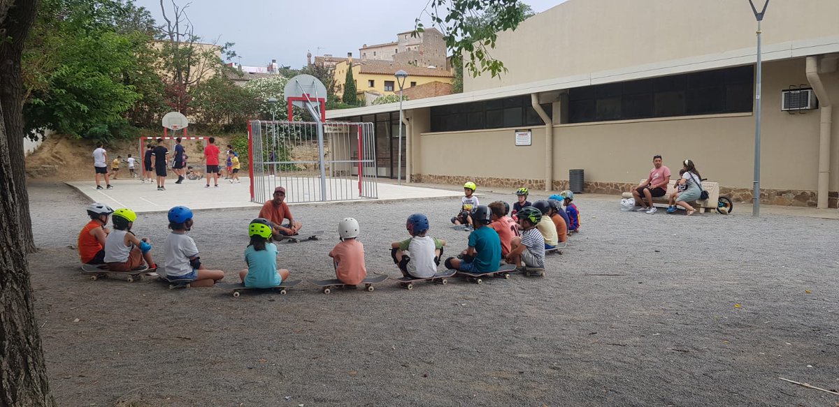 AJUNTAMENTPALS's tweet image. 🛴Cada dijous de juliol #Pals s&apos;omple d&apos;skates i de joves per practicar aquest esport durant les sessions del taller organitzat per l&apos;àrea de joventut. S&apos;ho passen molt bé!