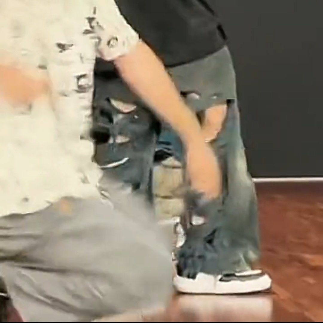 taebokkiii's tweet photo. JUNGKOOK'S RIPPED JEANS HELLO???? https://t.co/xcHK740GYm
