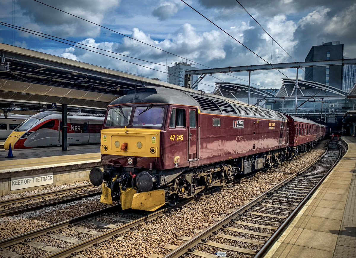 West Coast Railways 47245 ‘V.E. Day’ leaves platform 9 in Leeds with charter service bound for Carlisle. It’s been a year or two since I last went to Carlisle behind a 47 on a rake of Mk1s! #Class47 #Duff #Spoon #LeedsCityStation #WestCoastRailways #Trainspotting