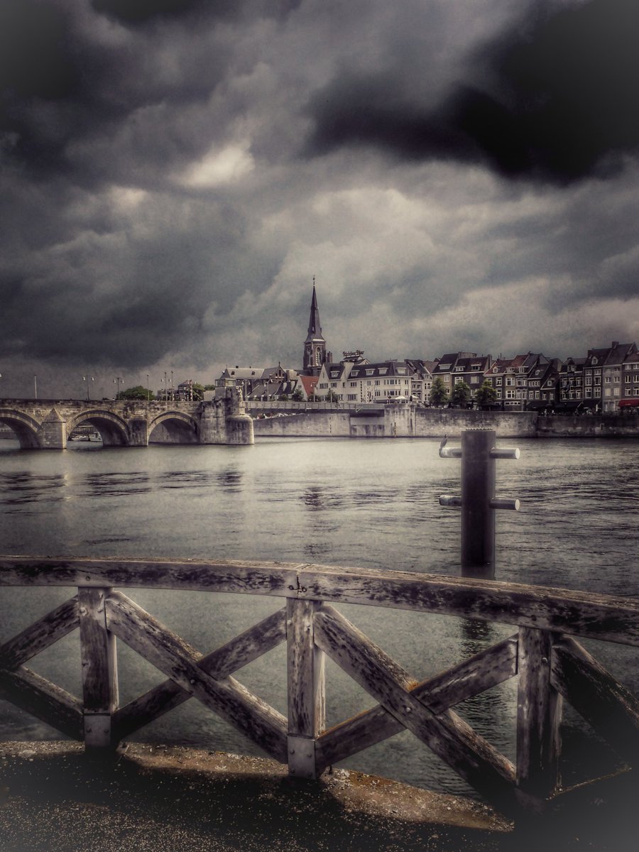 Donkere wolken boven Maastricht.
<a href="/magnifiekZL/">Magnifiek Zuid-Limburg</a> 

Retweeten mag, graag zelfs! 
#terugvolgvrijdag