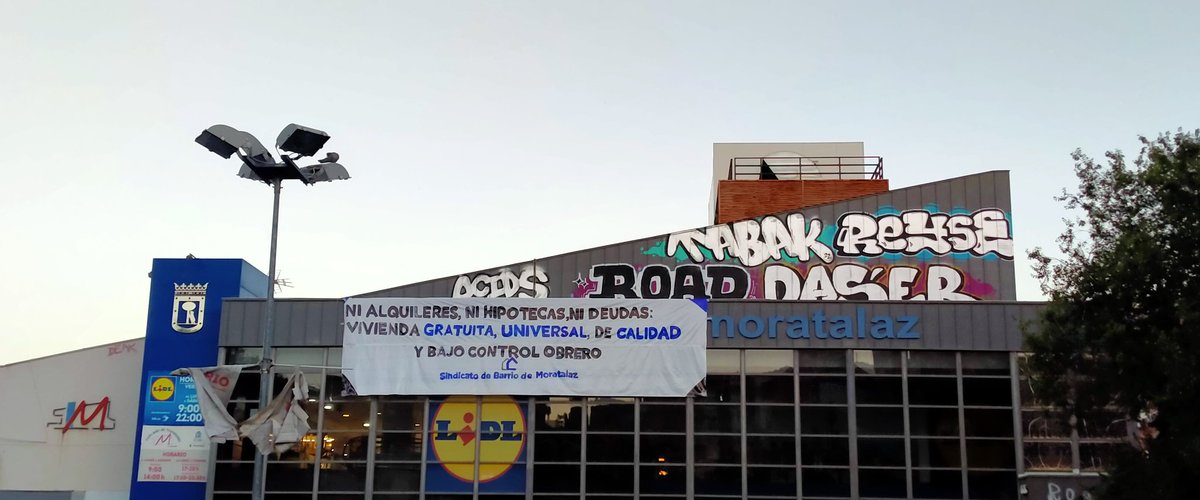 SindicatoMtz's tweet photo. 🪧 [ACCIÓN] 🎨

🔵Así amanecen varias zonas de Moratalaz con un mensaje claro🔵

"Vivienda gratuita, universal, de calidad y bajo control obrero"
🏘️✊🏽 https://t.co/YE587JTPxZ