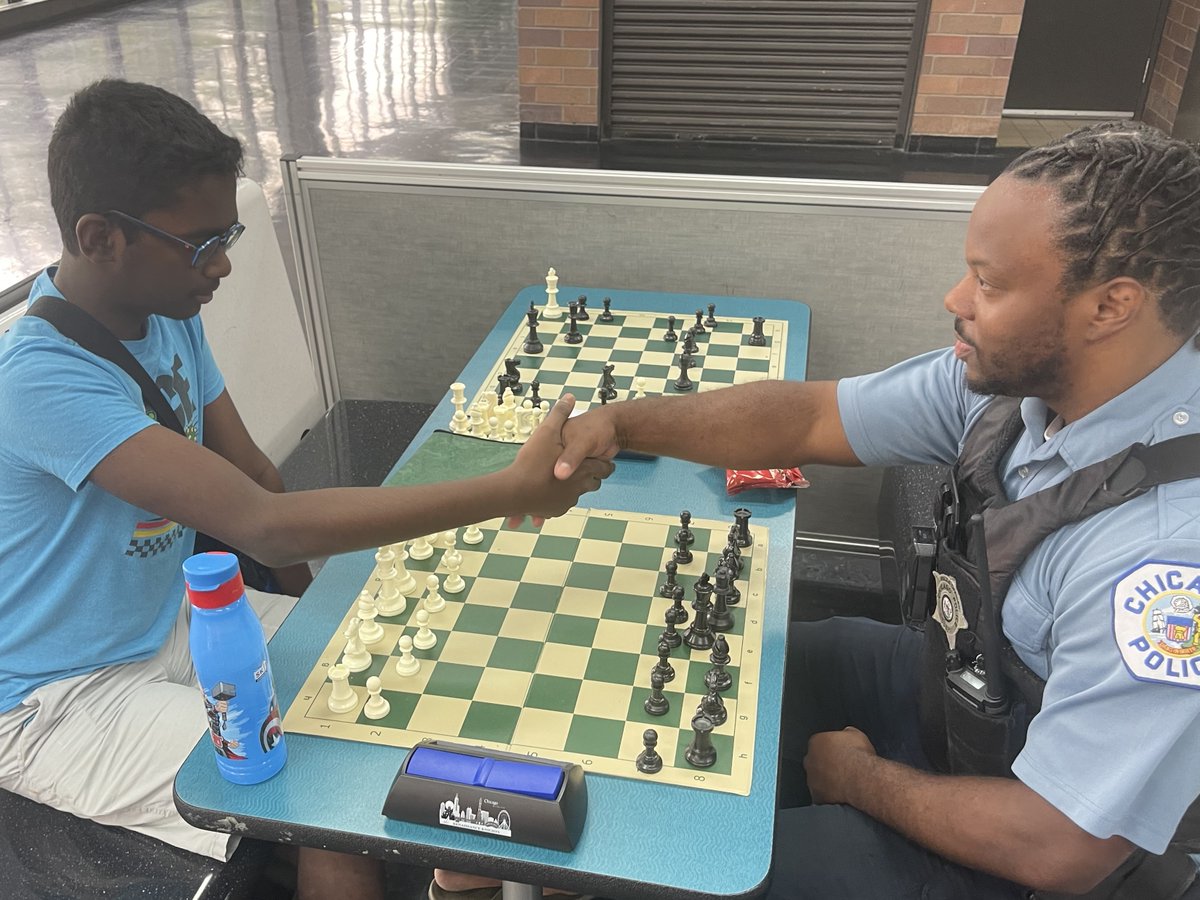 Today, 011 district DCO's and CAPS officers engaged in a friendly game of chess and softball with the youth. This engagement was apart of the Cops and Kids Chess program which is intended to increase a positive relationships between youth and police officers. @Chicago_Police https://t.co/5Z2yCIfup2
