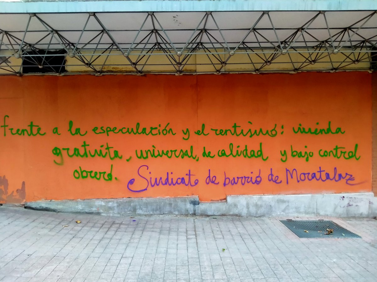 SindicatoMtz's tweet photo. 🪧 [ACCIÓN] 🎨

🔵Así amanecen varias zonas de Moratalaz con un mensaje claro🔵

"Vivienda gratuita, universal, de calidad y bajo control obrero"
🏘️✊🏽 https://t.co/YE587JTPxZ